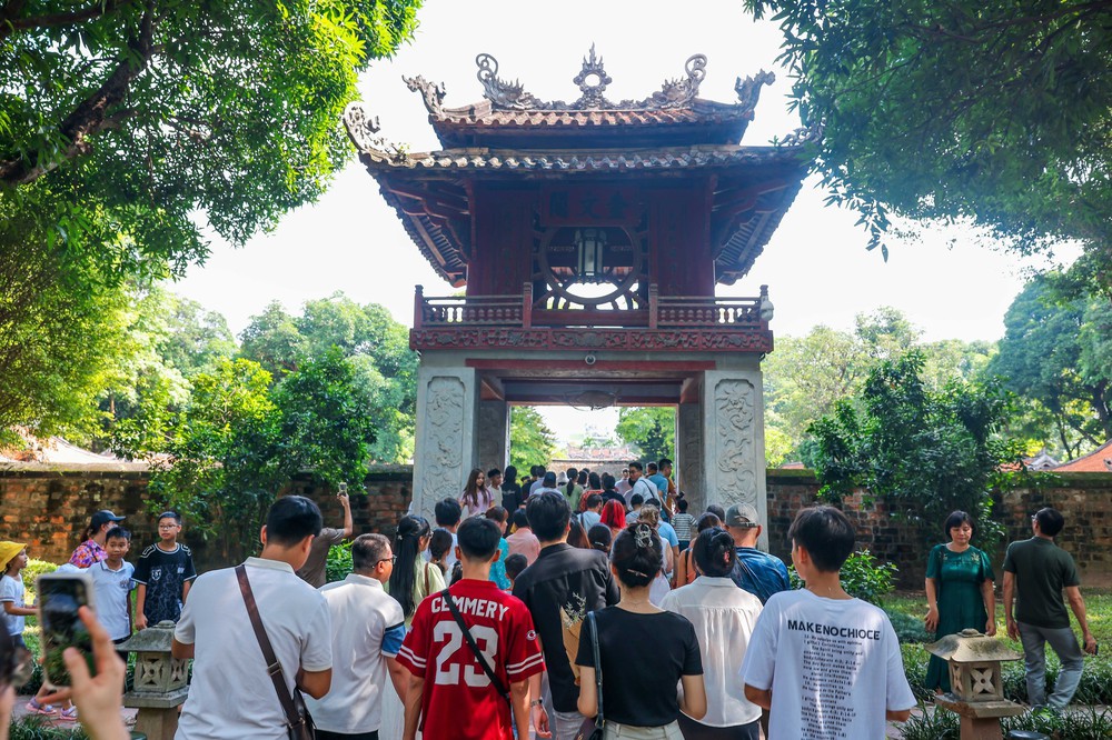 Hà Nội đón gần 3 triệu lượt khách, doanh thu vượt 10 nghìn tỷ đồng trong tháng 7/2025 - Ảnh 8. Hà Nội đón gần 3 triệu lượt khách, doanh thu vượt 10 nghìn tỷ đồng trong tháng 7/2025 - Ảnh 8.