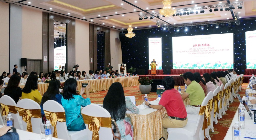 Phát huy bản sắc dân tộc trong xây dựng và phát triển các ngành công nghiệp văn hóa - Ảnh 2.