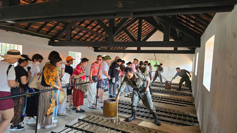 Về đất thiêng Côn Đảo bồi đắp thêm tình yêu quê hương, đất nước - Ảnh 3. Về đất thiêng Côn Đảo bồi đắp thêm tình yêu quê hương, đất nước - Ảnh 3.