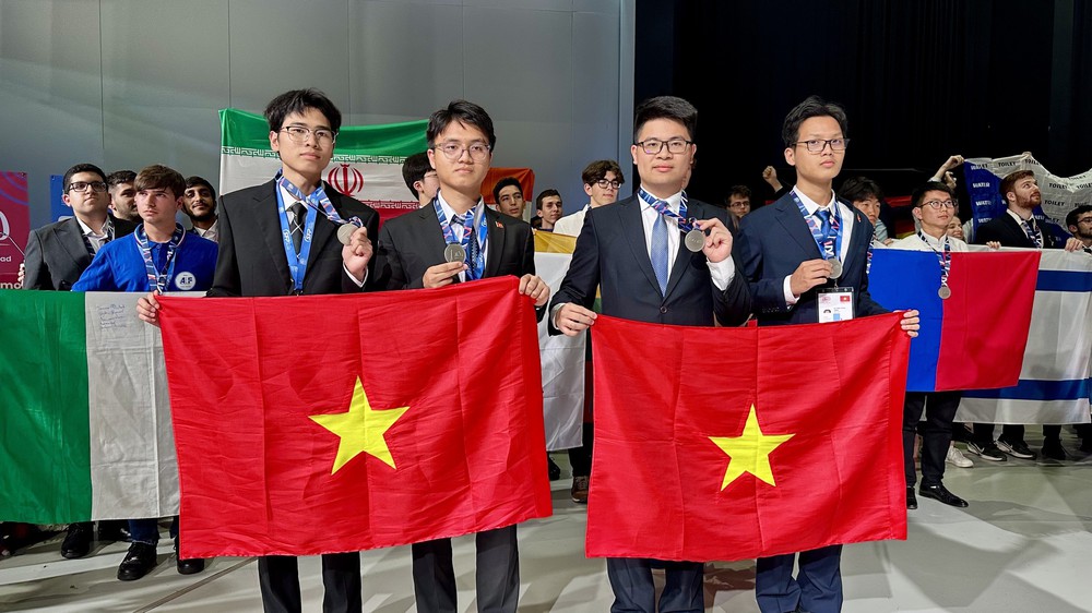 Tự hào cờ đỏ sao vàng tại lễ bế mạc Olympic Vật lý Quốc tế 2025 - Ảnh 4.