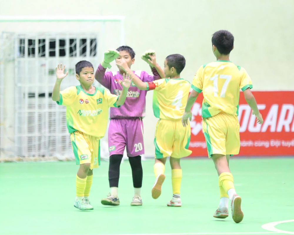 Giải U11 toàn quốc 2025 xác định 8 đội bóng vào tứ kết - Ảnh 2.