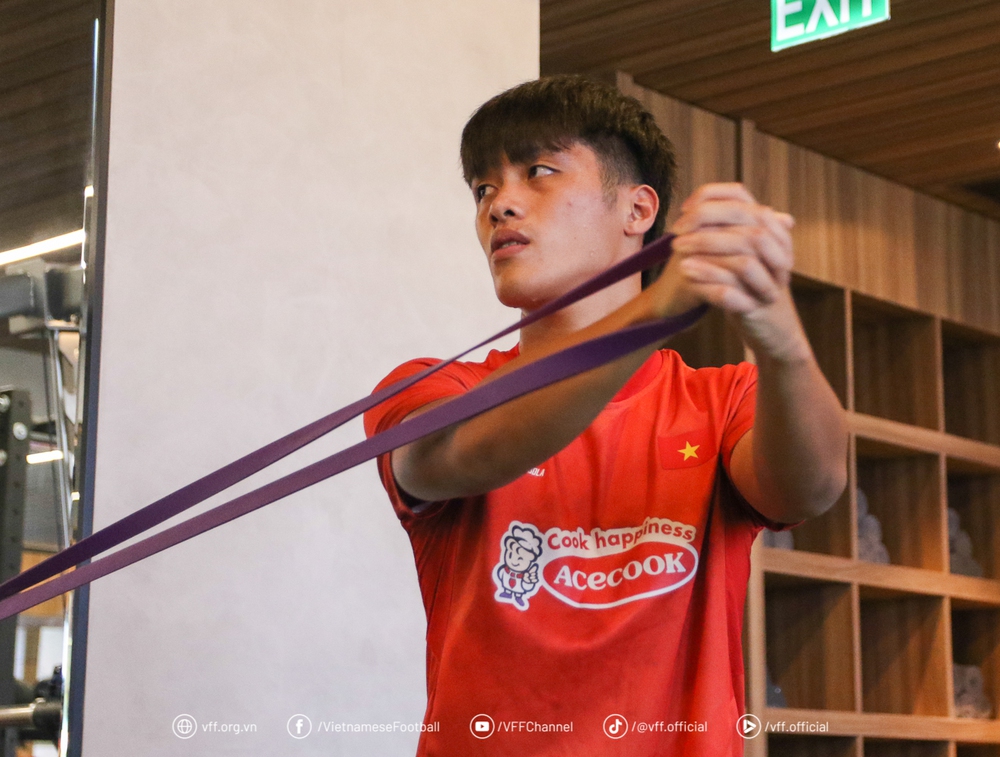 U23 Việt Nam rèn thể lực, sung sức chờ đấu Indonesia ở chung kết - Ảnh 1.