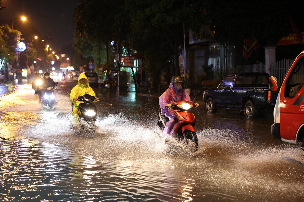  Nhiều tuyến phố tại Hà Nội ngập úng cục bộ do mưa lớn - Ảnh 2.