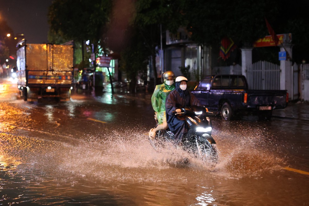  Nhiều tuyến phố tại Hà Nội ngập úng cục bộ do mưa lớn - Ảnh 3.