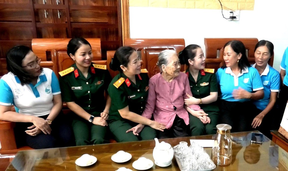 Ngày Thương binh - Liệt sĩ 27/7: Áo lụa nghĩa tình tri ân Mẹ Việt Nam Anh hùng - Ảnh 2.