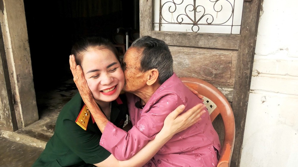 Ngày Thương binh - Liệt sĩ 27/7: Áo lụa nghĩa tình tri ân Mẹ Việt Nam Anh hùng - Ảnh 1.