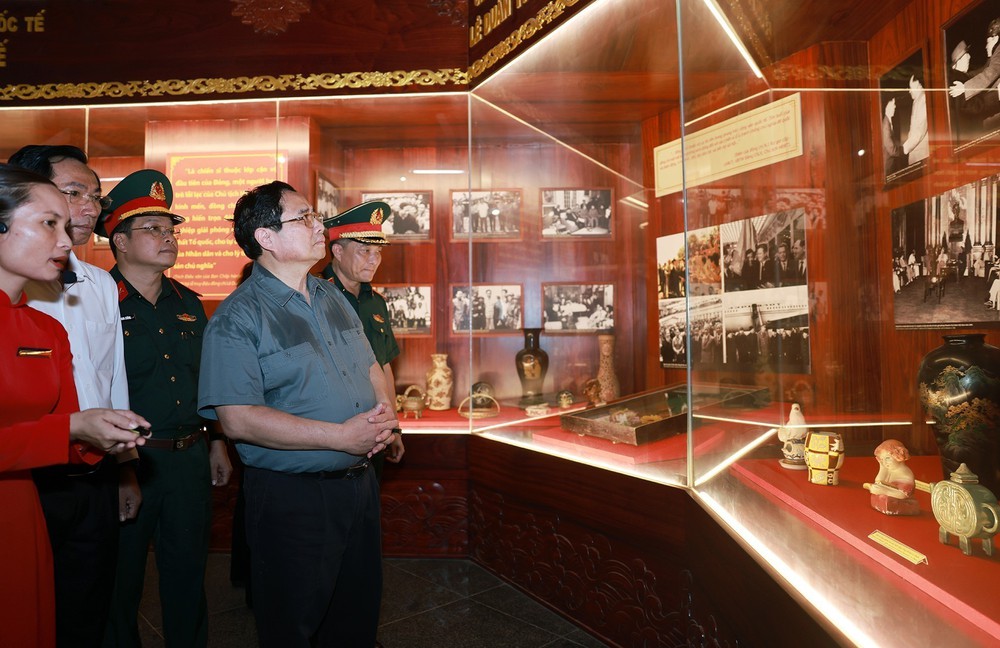 Thủ tướng Phạm Minh Chính dâng hương tưởng niệm các Anh hùng liệt sĩ tại Quảng Trị - Ảnh 9.