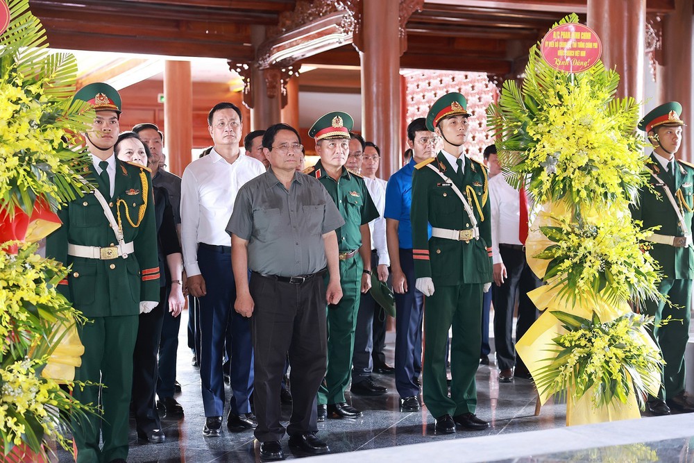 Thủ tướng Phạm Minh Chính dâng hương tưởng niệm các Anh hùng liệt sĩ tại Quảng Trị - Ảnh 8.