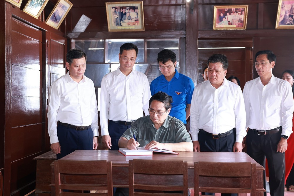 Thủ tướng Phạm Minh Chính dâng hương tưởng niệm các Anh hùng liệt sĩ tại Quảng Trị - Ảnh 10.