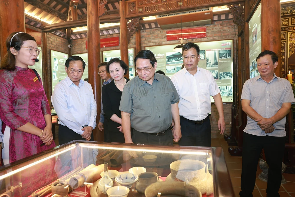 Thủ tướng Phạm Minh Chính dâng hương tưởng niệm các Anh hùng liệt sĩ tại Quảng Trị - Ảnh 16.