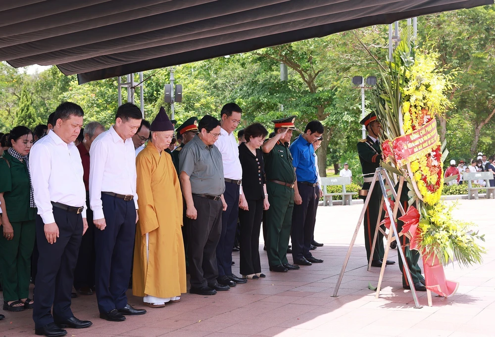 Thủ tướng dâng hương tưởng niệm các Anh hùng liệt sĩ tại Quảng Trị - Ảnh 3.