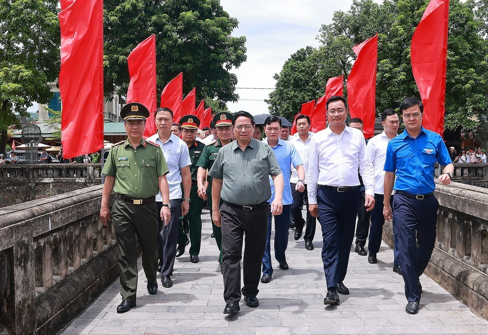 Thủ tướng dâng hương tưởng niệm các Anh hùng liệt sĩ tại Quảng Trị - Ảnh 1.
