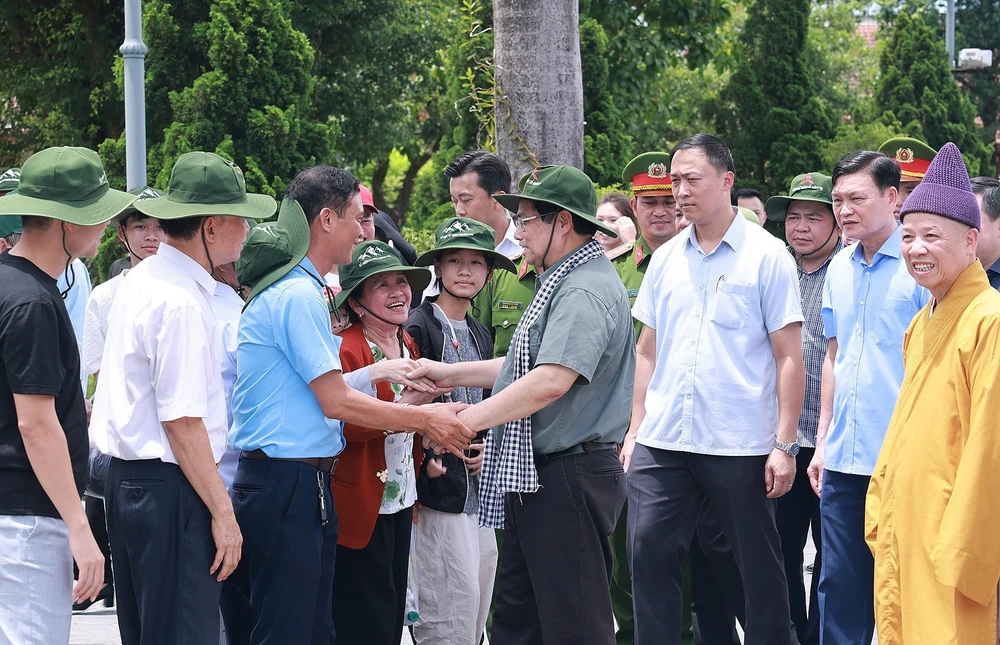 Thủ tướng dâng hương tưởng niệm các Anh hùng liệt sĩ tại Quảng Trị - Ảnh 7.