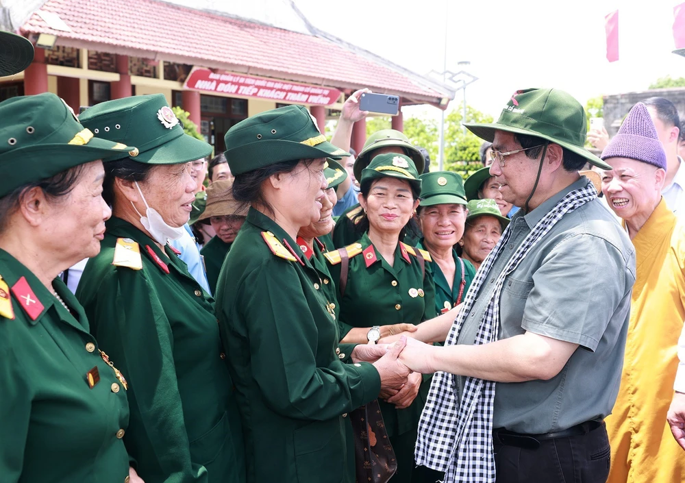 Thủ tướng dâng hương tưởng niệm các Anh hùng liệt sĩ tại Quảng Trị - Ảnh 6.