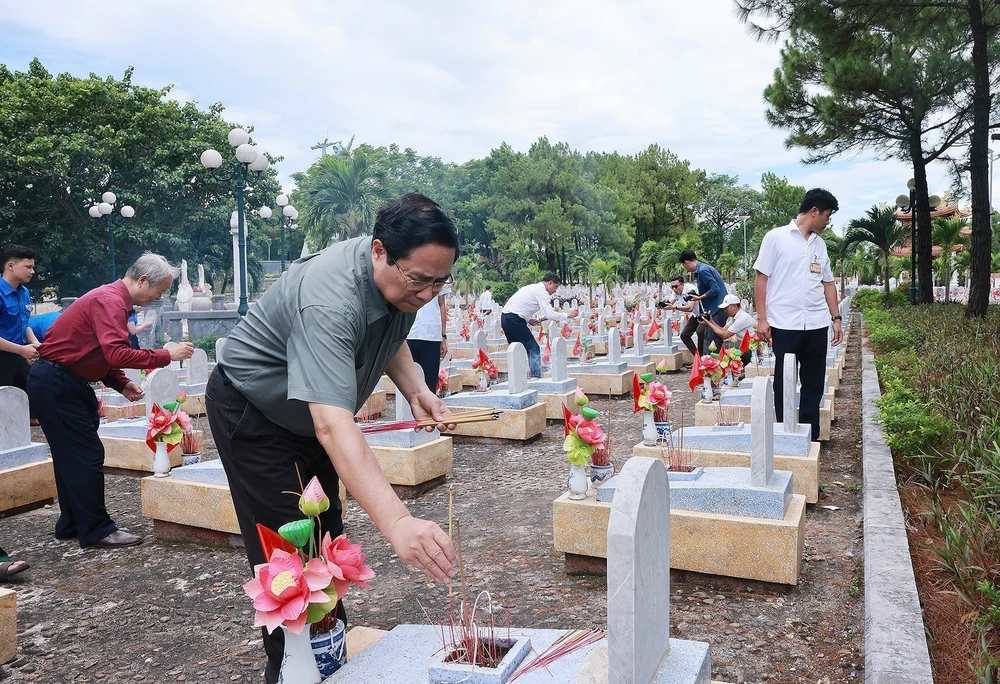 Thủ tướng dâng hương tưởng niệm các Anh hùng liệt sĩ tại Quảng Trị - Ảnh 5.