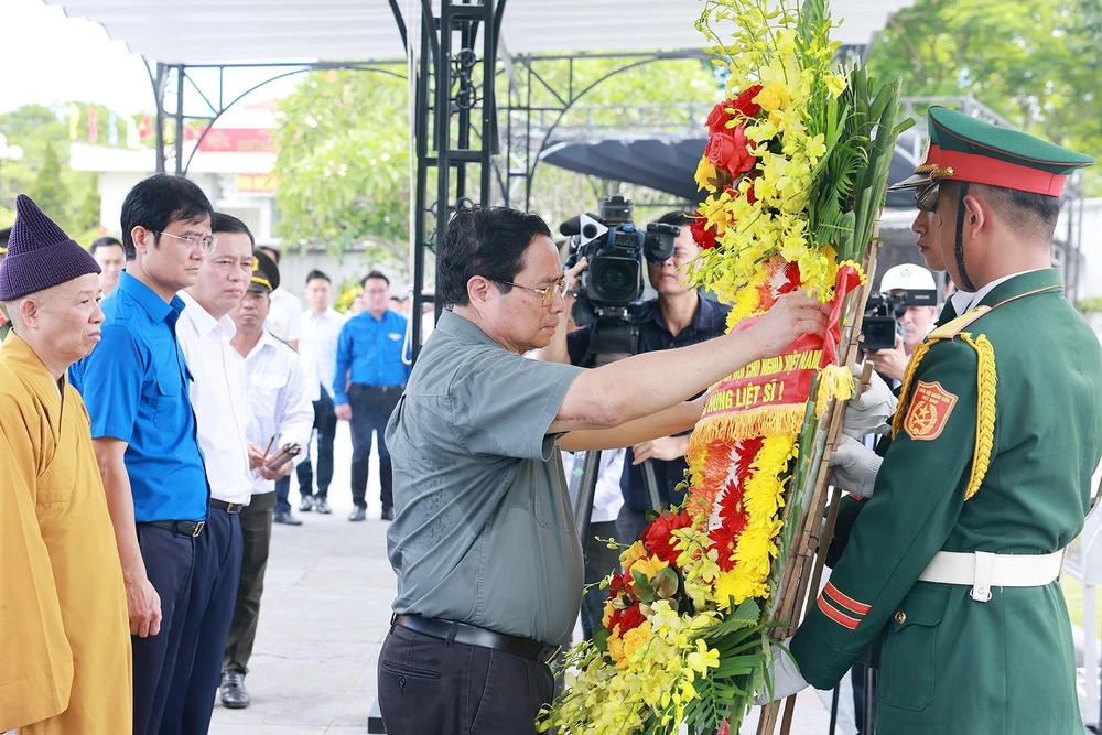 Thủ tướng dâng hương tưởng niệm các Anh hùng liệt sĩ tại Quảng Trị - Ảnh 2.