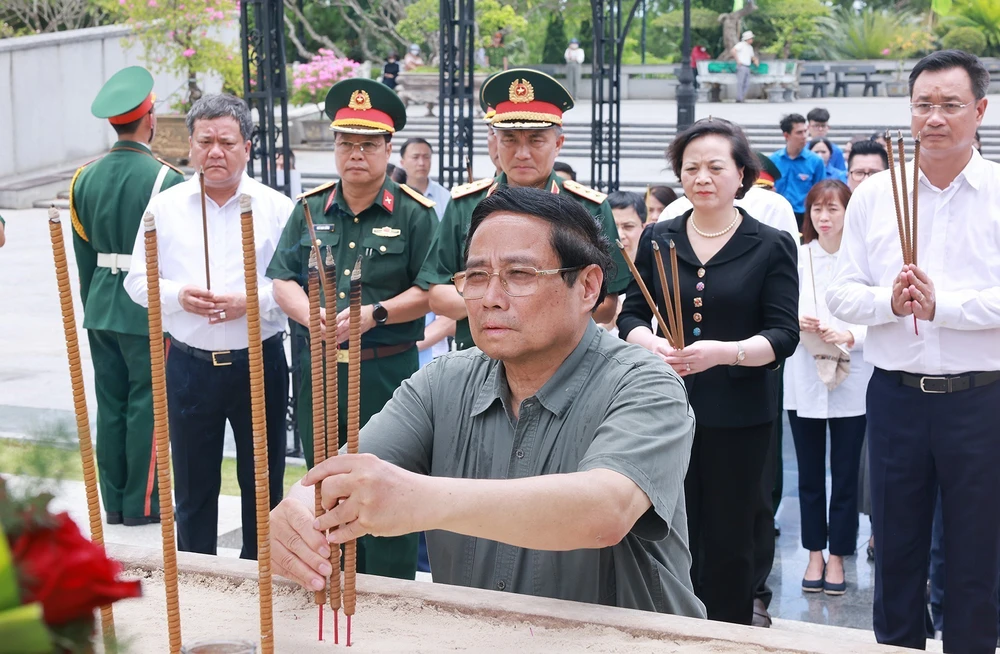 Thủ tướng dâng hương tưởng niệm các Anh hùng liệt sĩ tại Quảng Trị - Ảnh 4.
