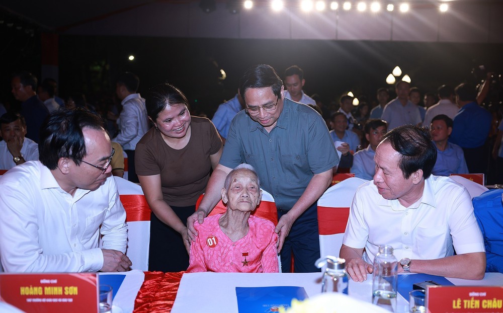 Thủ tướng Phạm Minh Chính dự Lễ thắp nến tri ân các Anh hùng liệt sĩ tại Nghĩa trang Trường Sơn - Ảnh 3.