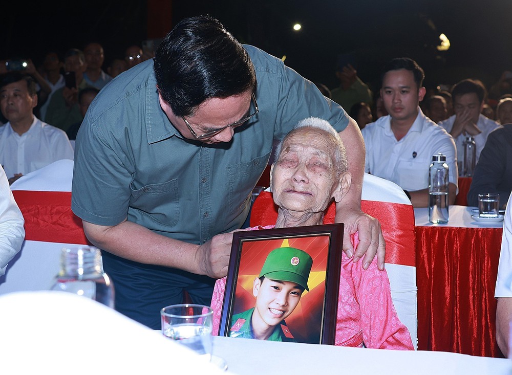 Thủ tướng Phạm Minh Chính dự Lễ thắp nến tri ân các Anh hùng liệt sĩ tại Nghĩa trang Trường Sơn - Ảnh 4.