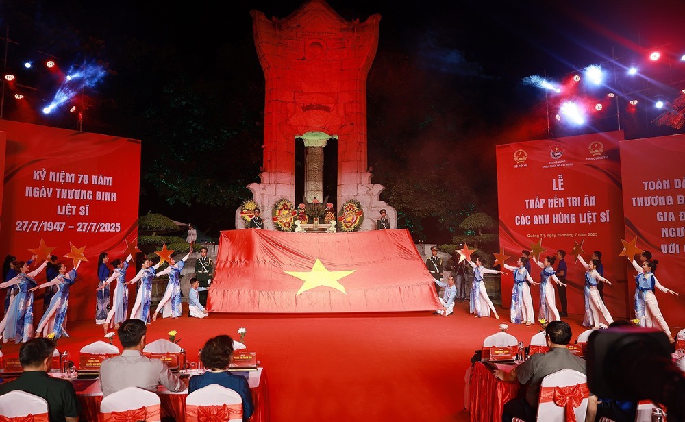 Thủ tướng Phạm Minh Chính dự Lễ thắp nến tri ân các Anh hùng liệt sĩ tại Nghĩa trang Trường Sơn - Ảnh 2.