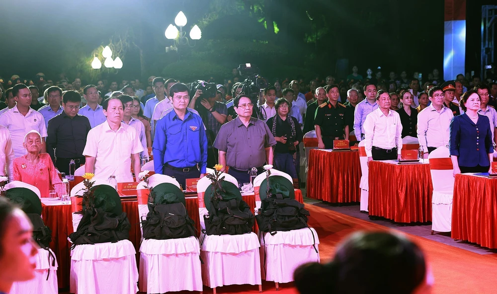 Thủ tướng Phạm Minh Chính dự Lễ thắp nến tri ân các Anh hùng liệt sĩ tại Nghĩa trang Trường Sơn - Ảnh 1.
