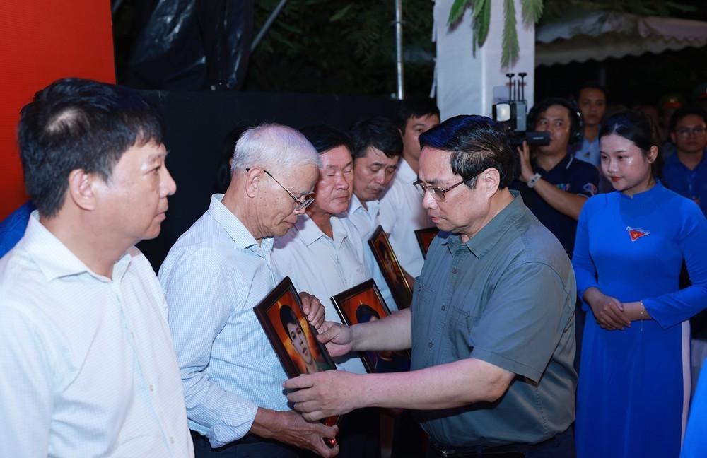Thủ tướng Phạm Minh Chính dự Lễ thắp nến tri ân các Anh hùng liệt sĩ tại Nghĩa trang Trường Sơn - Ảnh 6.