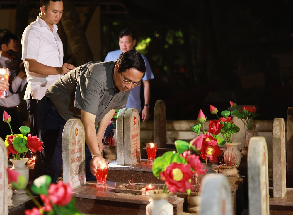 Thủ tướng Phạm Minh Chính dự Lễ thắp nến tri ân các Anh hùng liệt sĩ tại Nghĩa trang Trường Sơn - Ảnh 9.