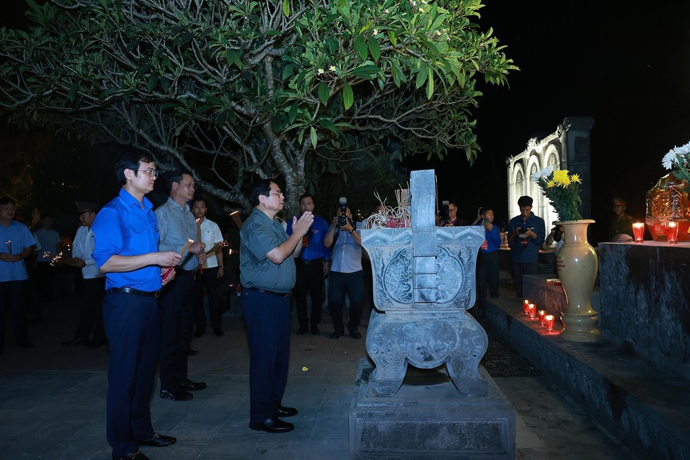 Thủ tướng Phạm Minh Chính dự Lễ thắp nến tri ân các Anh hùng liệt sĩ tại Nghĩa trang Trường Sơn - Ảnh 7.