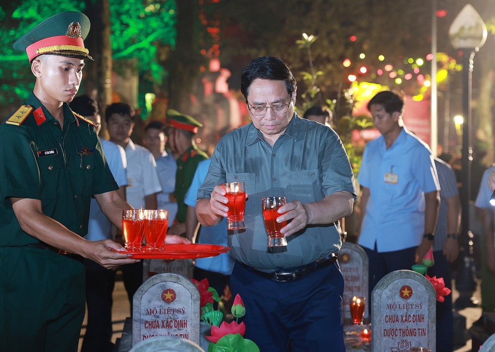 Thủ tướng Phạm Minh Chính dự Lễ thắp nến tri ân các Anh hùng liệt sĩ tại Nghĩa trang Trường Sơn - Ảnh 8.