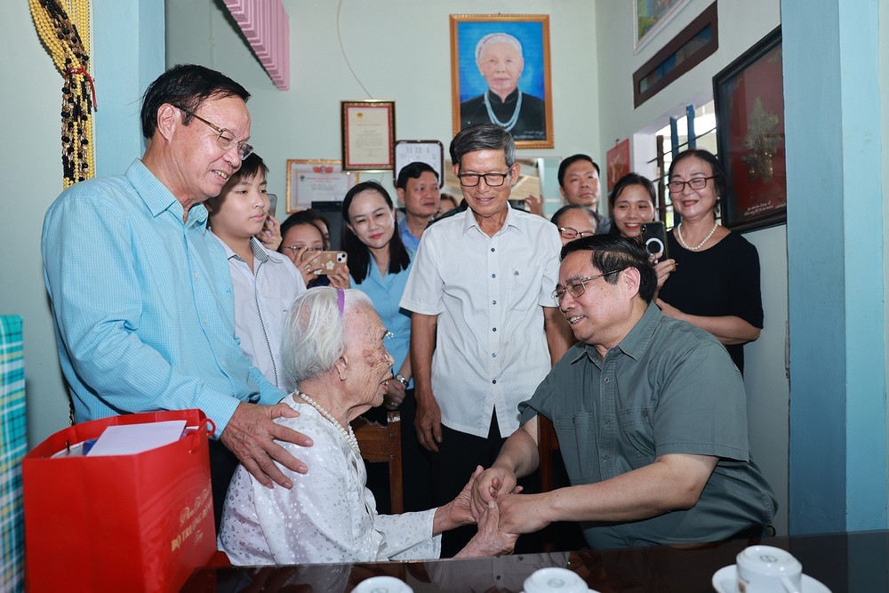 Thủ tướng dâng hương tưởng niệm các Anh hùng liệt sĩ tại Quảng Trị - Ảnh 9.
