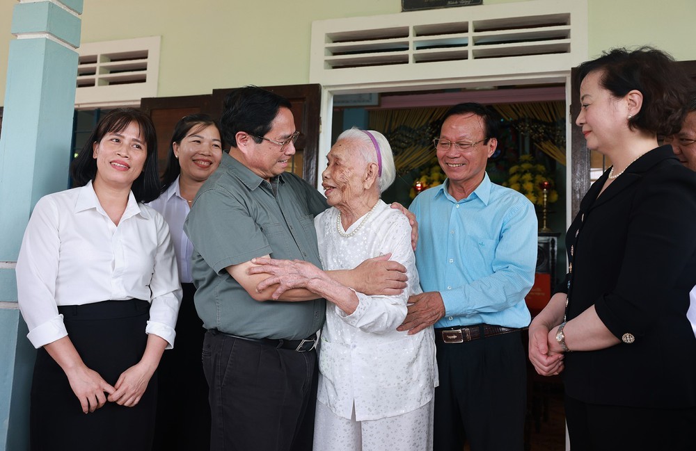 Thủ tướng dâng hương tưởng niệm các Anh hùng liệt sĩ tại Quảng Trị - Ảnh 7.