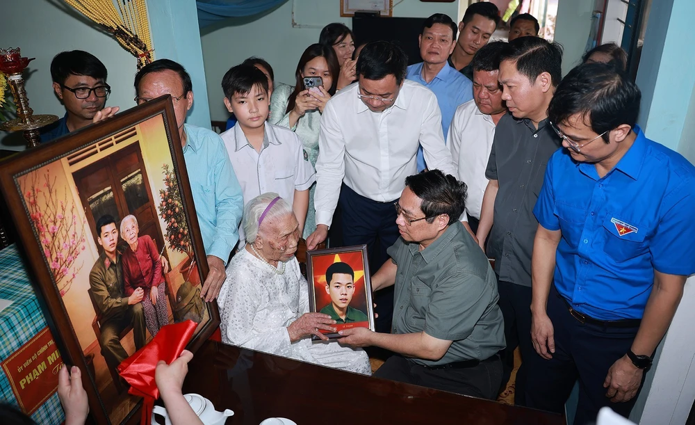 Thủ tướng dâng hương tưởng niệm các Anh hùng liệt sĩ tại Quảng Trị - Ảnh 6.