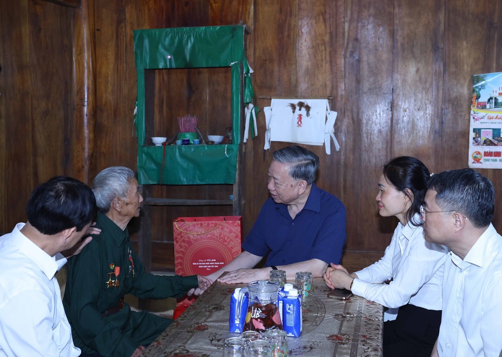 Tổng Bí thư Tô Lâm thăm gia đình Chiến sĩ Điện Biên Vàng A Chảo - Ảnh 2.