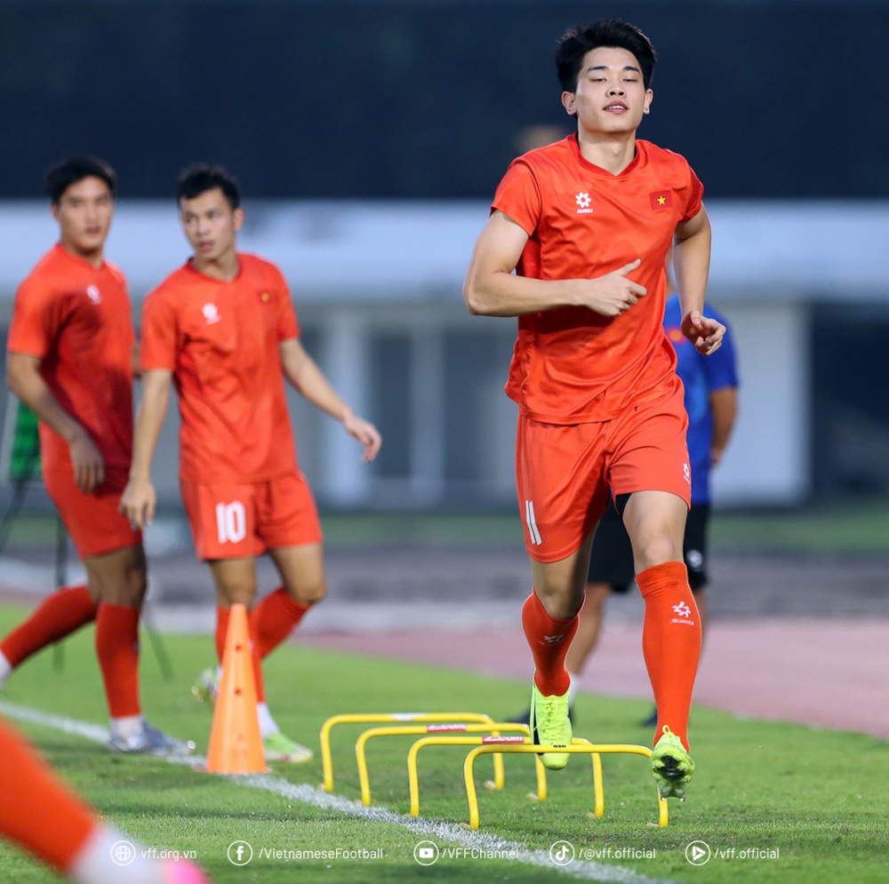 U23 Việt Nam quay lại sân tập, Đình Bắc nói điều bất ngờ về VAR - Ảnh 1.