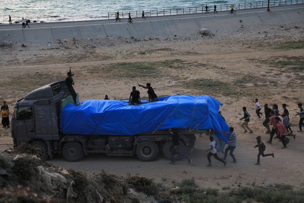 Xung đột Hamas-Israel: Các đoàn xe viện trợ bắt đầu di chuyển vào Gaza - Ảnh 2.