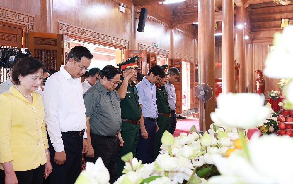 Thủ tướng dâng hương tưởng niệm Anh hùng liệt sĩ tại Quảng Trị - Ảnh 7.