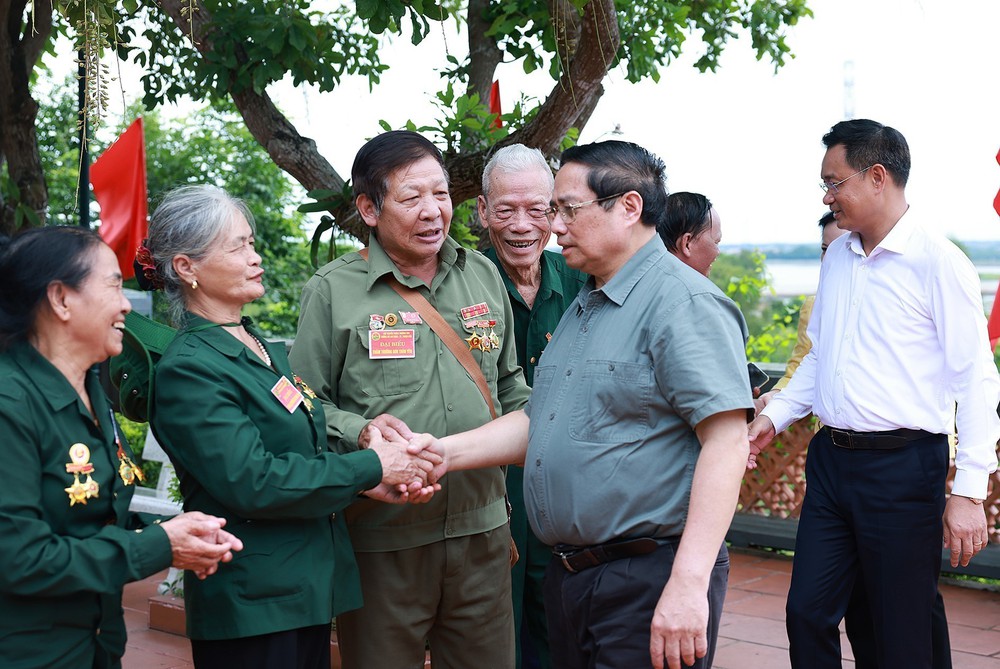 Thủ tướng dâng hương tưởng niệm Anh hùng liệt sĩ tại Quảng Trị - Ảnh 1.