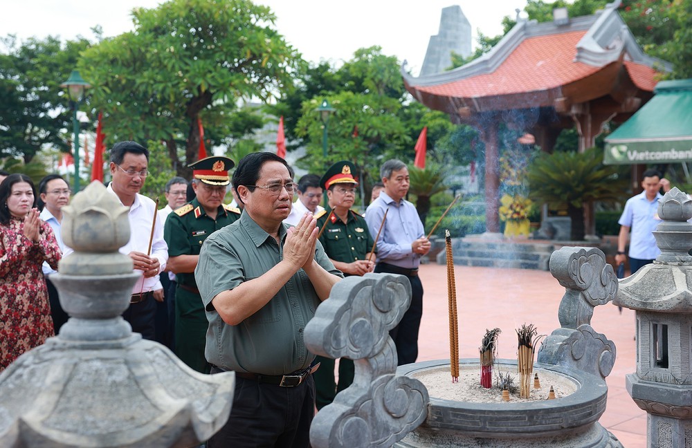 Thủ tướng dâng hương tưởng niệm Anh hùng liệt sĩ tại Quảng Trị - Ảnh 4.
