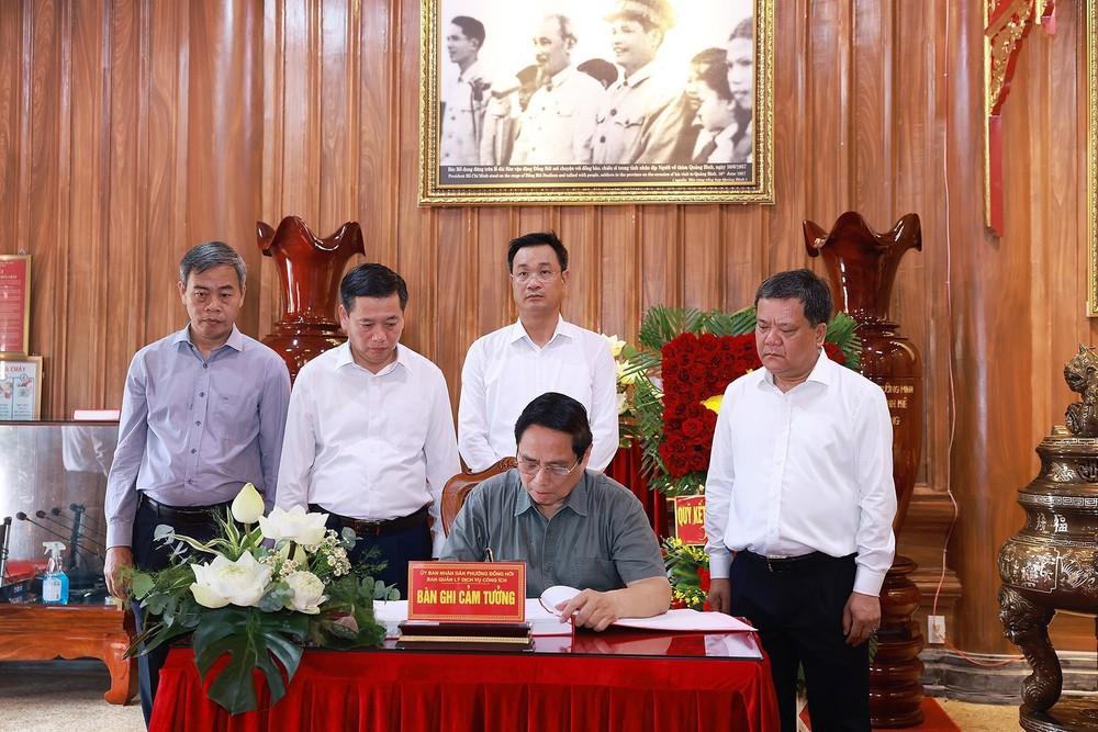Thủ tướng dâng hương tưởng niệm Anh hùng liệt sĩ tại Quảng Trị - Ảnh 8.