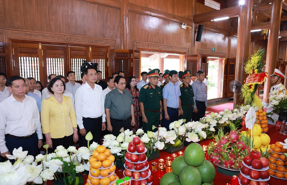 Thủ tướng dâng hương tưởng niệm Anh hùng liệt sĩ tại Quảng Trị - Ảnh 6.