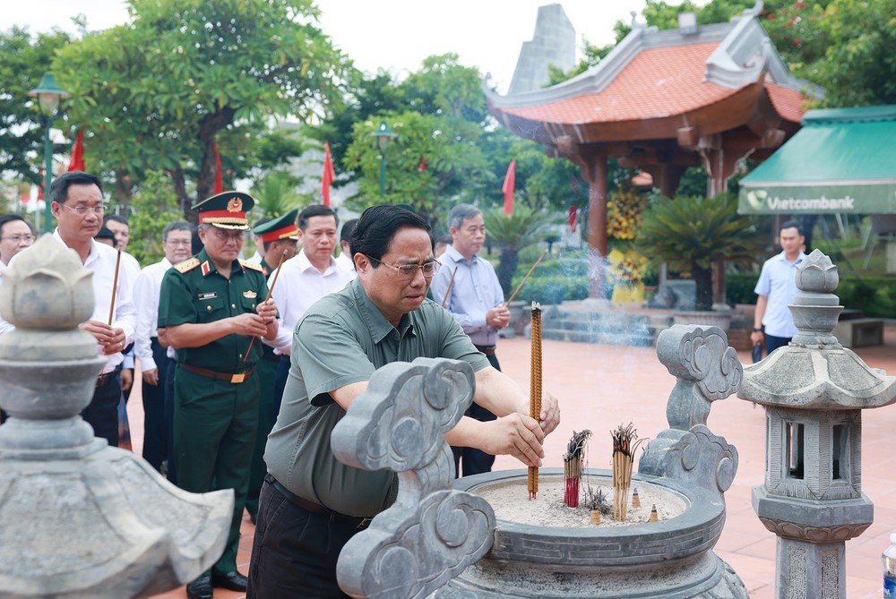 Thủ tướng dâng hương tưởng niệm Anh hùng liệt sĩ tại Quảng Trị - Ảnh 3.