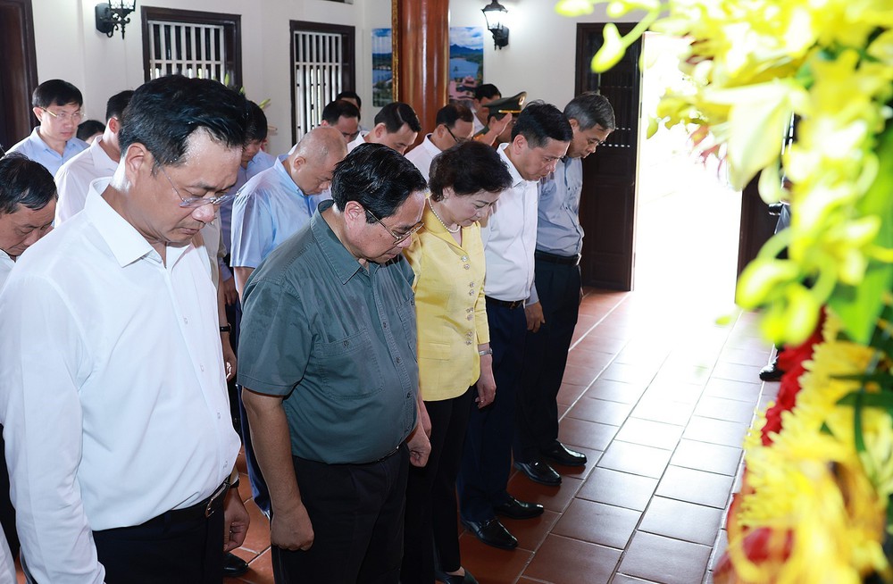 Thủ tướng dâng hương tưởng niệm Anh hùng liệt sĩ tại Quảng Trị - Ảnh 10.