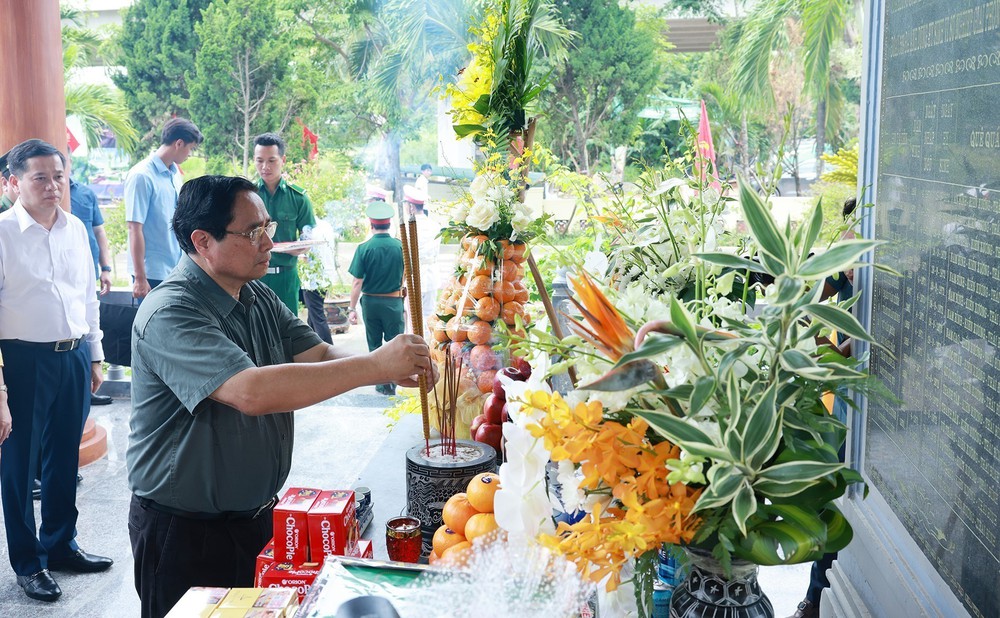 Thủ tướng dâng hương tưởng niệm Anh hùng liệt sĩ tại Quảng Trị - Ảnh 11.