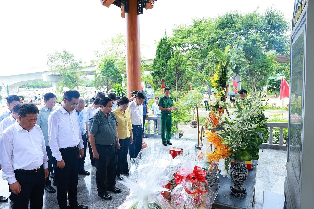 Thủ tướng dâng hương tưởng niệm Anh hùng liệt sĩ tại Quảng Trị - Ảnh 12.