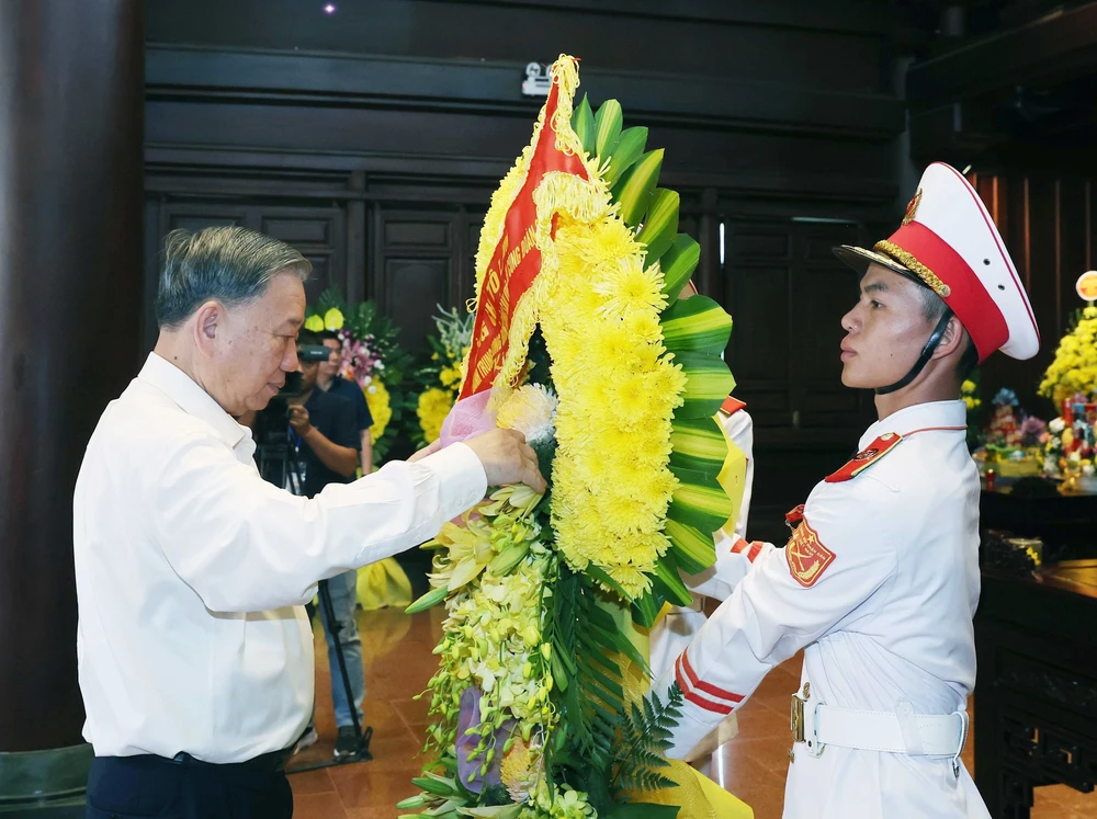 Tổng Bí thư Tô Lâm dâng hương tưởng niệm các Anh hùng, Liệt sĩ tại Điện Biên - Ảnh 2. Tổng Bí thư Tô Lâm dâng hương tưởng niệm các Anh hùng, Liệt sĩ tại Điện Biên - Ảnh 2.