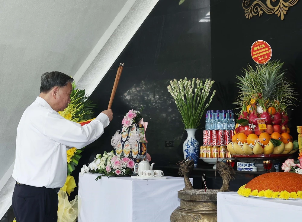 Tổng Bí thư Tô Lâm dâng hương tưởng niệm các Anh hùng, Liệt sĩ tại Điện Biên - Ảnh 10. Tổng Bí thư Tô Lâm dâng hương tưởng niệm các Anh hùng, Liệt sĩ tại Điện Biên - Ảnh 10.