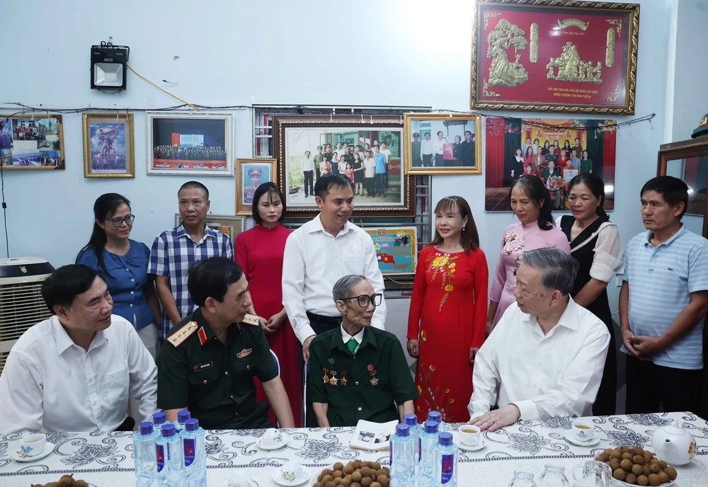 Tổng Bí thư Tô Lâm dâng hương tưởng niệm các Anh hùng, Liệt sĩ tại Điện Biên - Ảnh 7. Tổng Bí thư Tô Lâm dâng hương tưởng niệm các Anh hùng, Liệt sĩ tại Điện Biên - Ảnh 7.