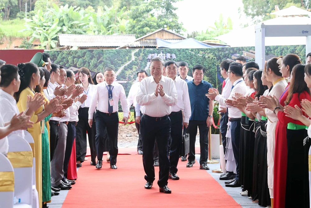 Tổng Bí Thư Tô Lâm dự Lễ khởi công Trường liên cấp Tiểu học, Trung học cơ sở xã Si Pa Phìn, tỉnh Điện Biên - Ảnh 3. Tổng Bí Thư Tô Lâm dự Lễ khởi công Trường liên cấp Tiểu học, Trung học cơ sở xã Si Pa Phìn, tỉnh Điện Biên - Ảnh 3.