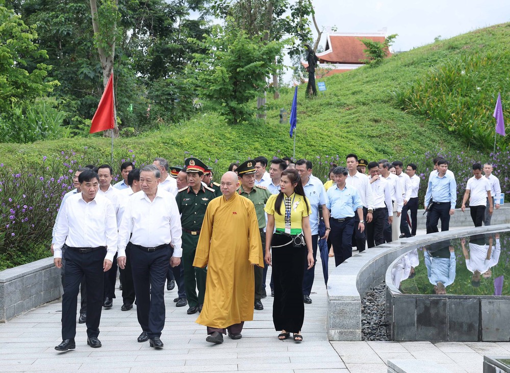 Tổng Bí thư Tô Lâm dâng hương tưởng niệm các Anh hùng, Liệt sĩ tại Điện Biên - Ảnh 1. Tổng Bí thư Tô Lâm dâng hương tưởng niệm các Anh hùng, Liệt sĩ tại Điện Biên - Ảnh 1.