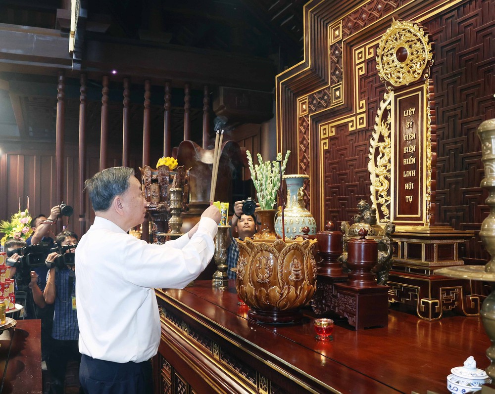 Tổng Bí thư Tô Lâm dâng hương tưởng niệm các Anh hùng, Liệt sĩ tại Điện Biên - Ảnh 3. Tổng Bí thư Tô Lâm dâng hương tưởng niệm các Anh hùng, Liệt sĩ tại Điện Biên - Ảnh 3.